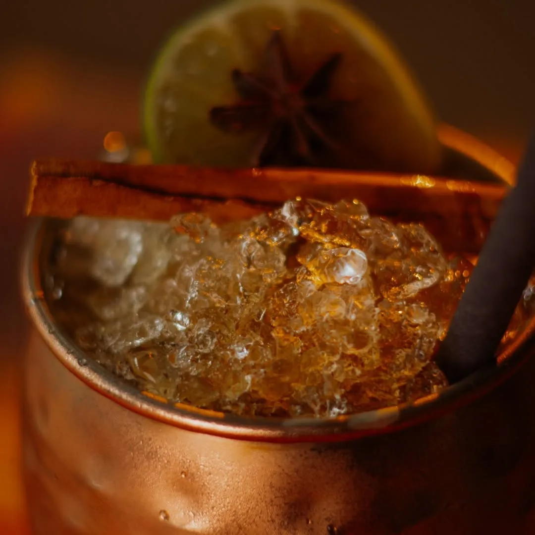Cocktail în cană de cupru cu gheață pisată, scorțișoară și anason stelat