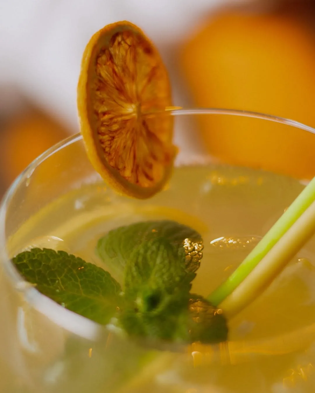 Limonadă cu mentă și felie de portocală uscată