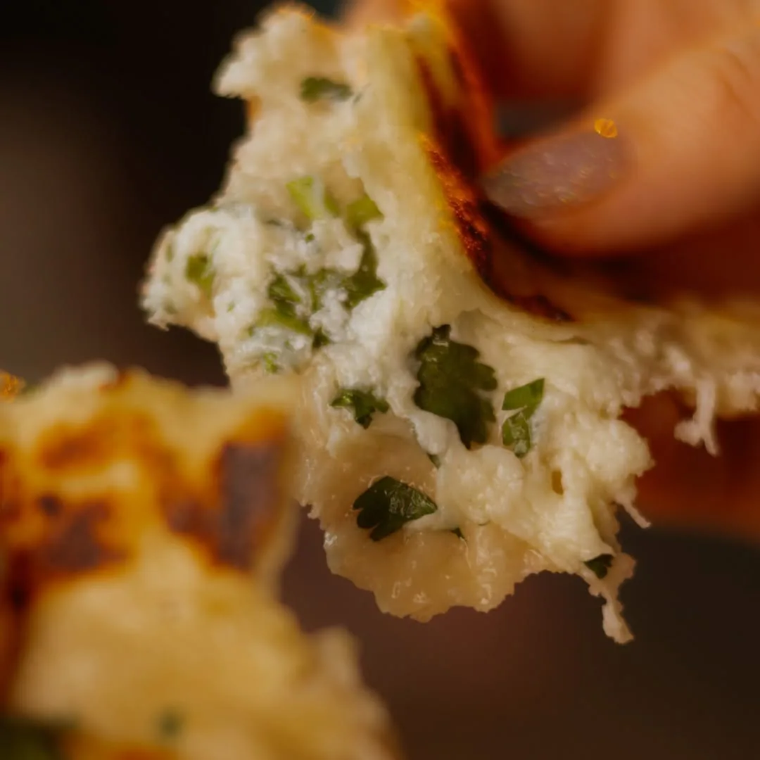Cheese naan rupt cu mâna